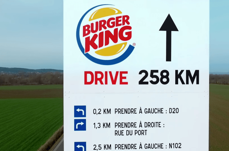 dans-ta-pub-burgerking-mcdonalds-panneau-directionnel-mcdriveking.png